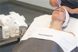 <p>Dermalogica Active Resurface  Medi Facial contains highly active ingredients to smooth the skin and boost exfoliation. Using a combination of Microdermabrasion to gently exfoliate and polish the skin and Sonophoresis to increase the depth and absorption rate of highly active ingredients into the deeper layers of the skin. See visible results after one treatment.</p>