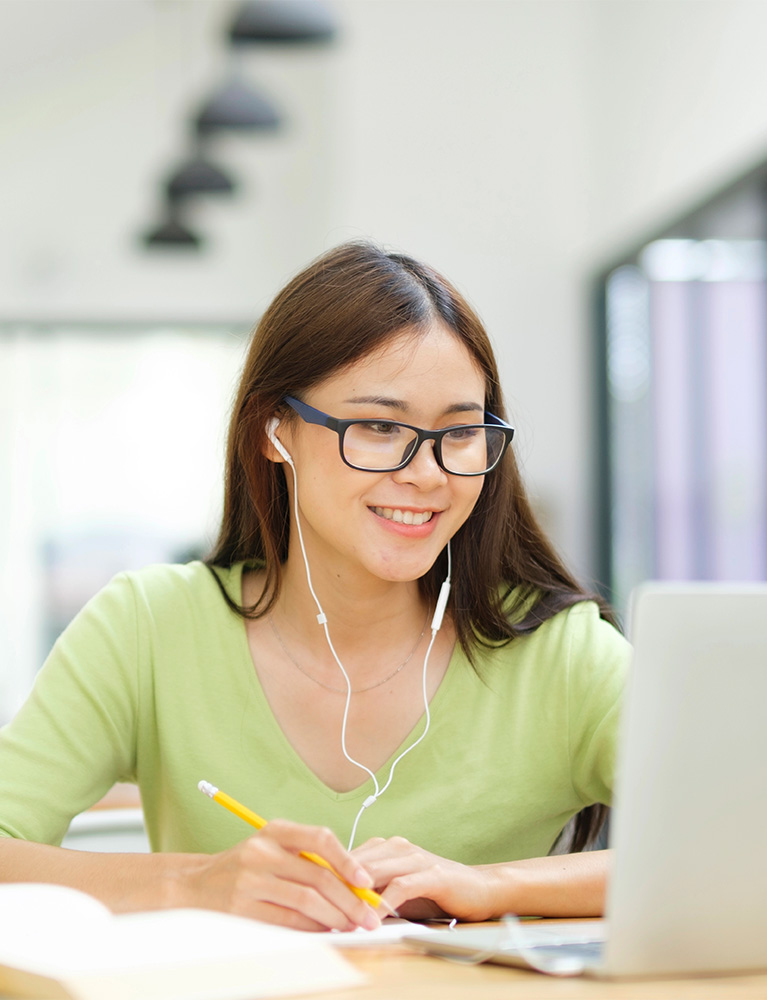 Teen completing an online driver education course