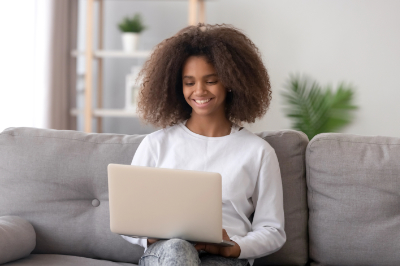 Teen driver studying the AAA Licensed to Learn online course at home.